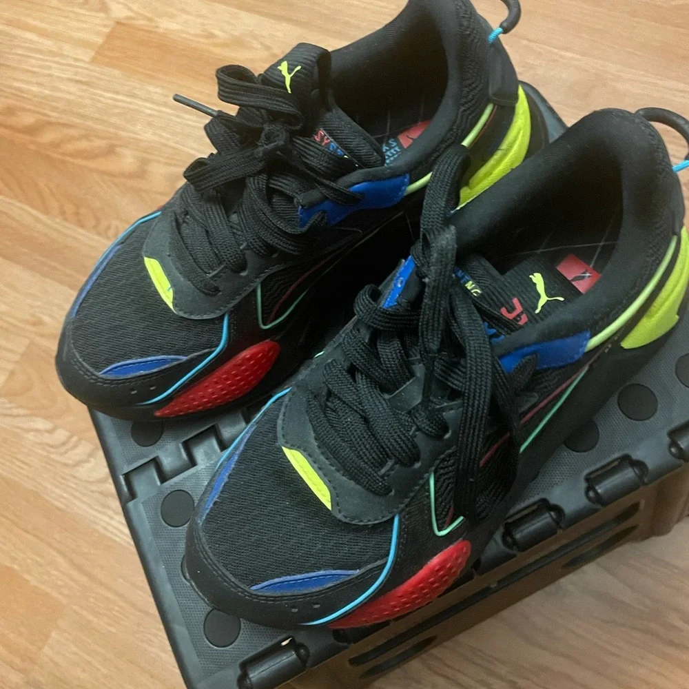 Size 4 youth Puma Black multi colored good condition - Picture 1 of 4